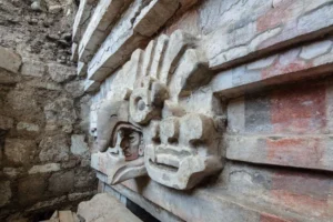 Découverte d'une tombe zapotèque au Mexique avec un hibou monumental sculpté à l'entrée