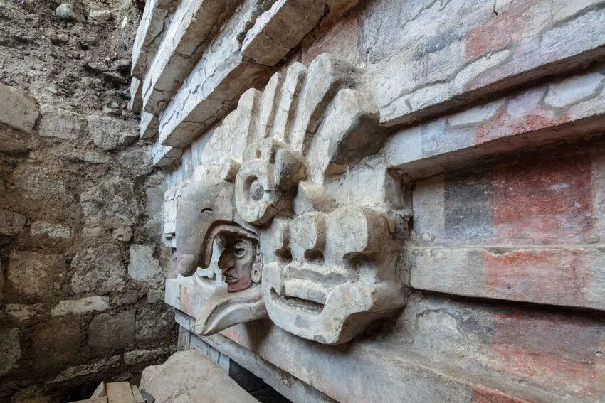 Découverte d'une tombe zapotèque au Mexique avec un hibou monumental sculpté à l'entrée