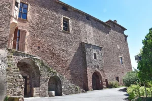 Résidence des évêques de Vabres depuis la fondation du diocèse en 1317, le château de Saint-Izaire conserve de cette période son plan général, l’essentiel de ses élévations, ainsi que d’exceptionnels décors peints.