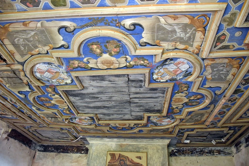 Résidence des évêques de Vabres depuis la fondation du diocèse en 1317, le château de Saint-Izaire conserve de cette période son plan général, l’essentiel de ses élévations, ainsi que d’exceptionnels décors peints.