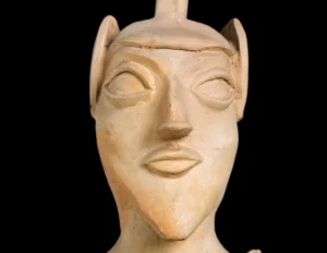 Le Louvre confrontent les œuvres de ses collections chypriotes à 16 prêts exceptionnels du ministère de la Culture de la République de Chypre dans le cadre de la présidence chypriote au conseil de l’Union européenne : Statue votive mise au jour à Ayia Irini.