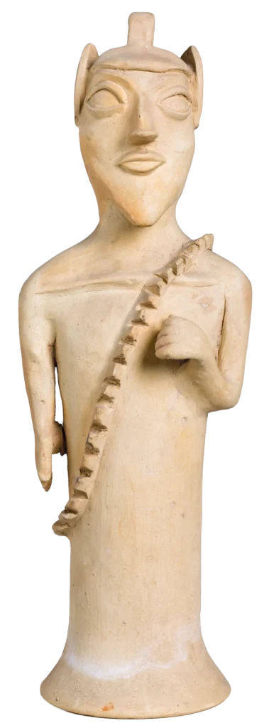 Le Louvre confrontent les œuvres de ses collections chypriotes à 16 prêts exceptionnels du ministère de la Culture de la République de Chypre dans le cadre de la présidence chypriote au conseil de l’Union européenne : Statue votive mise au jour à Ayia Irini.