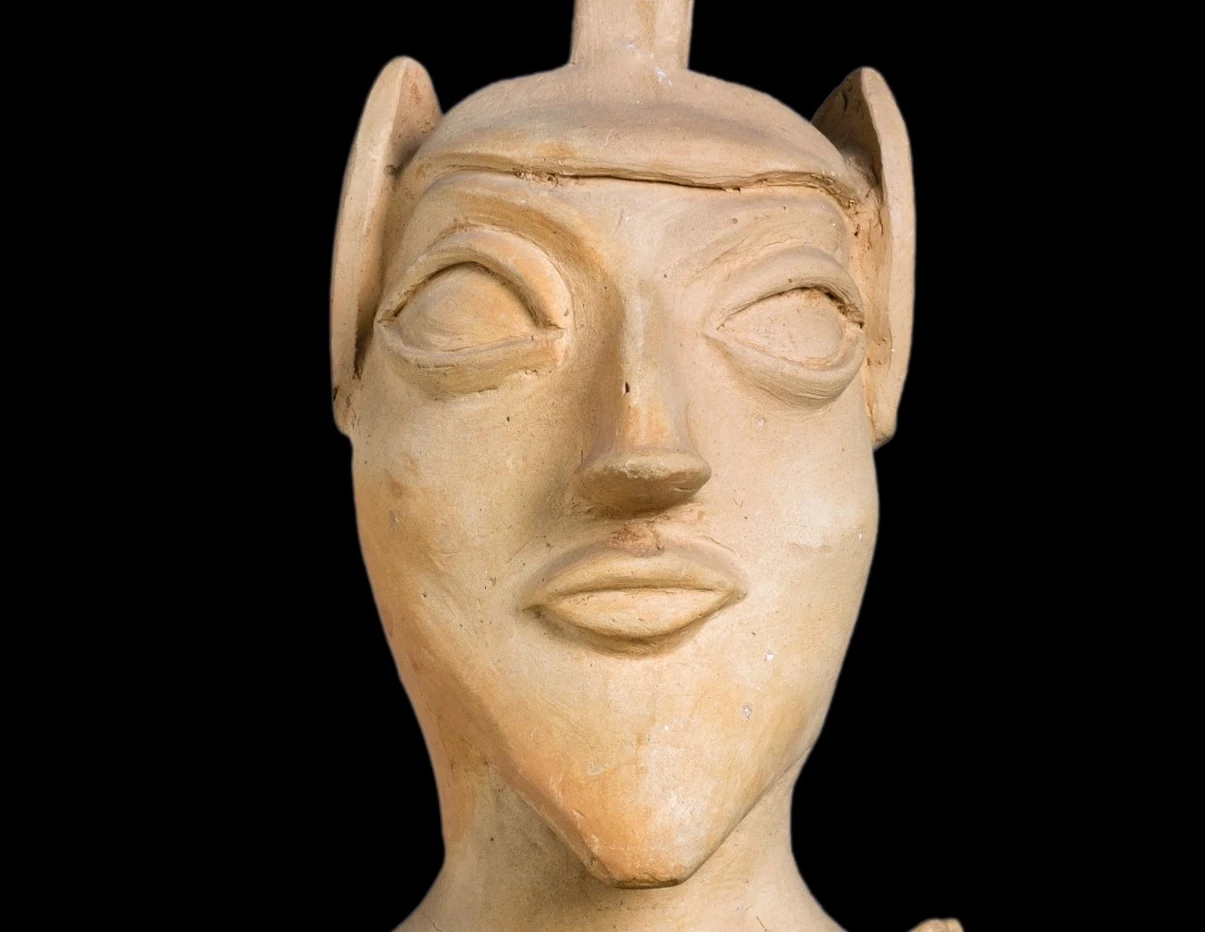 Le Louvre confrontent les œuvres de ses collections chypriotes à 16 prêts exceptionnels du ministère de la Culture de la République de Chypre dans le cadre de la présidence chypriote au conseil de l’Union européenne : Statue votive mise au jour à Ayia Irini.