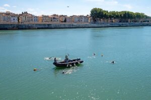 Les opérations subaquatiques ont repris en 2023 dans le Rhône à Arles : ici mise à l’eau des archéologues-plongeurs