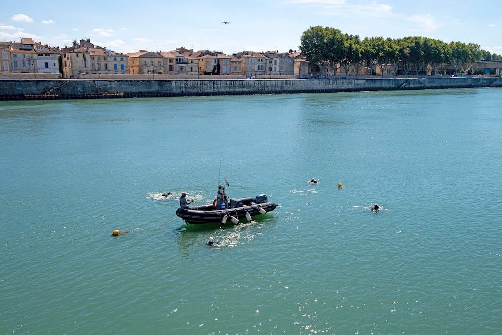 Les opérations subaquatiques ont repris en 2023 dans le Rhône à Arles : ici mise à l’eau des archéologues-plongeurs