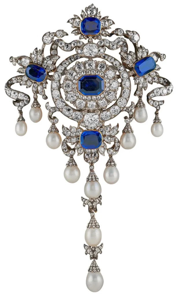 L’Hôtel de la Marine présente une éblouissante exposition qui réunit plus d’une centaine de parures étincelantes : ici devant de corsage Portland