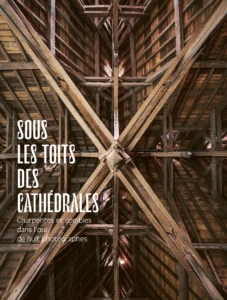 Isabelle Chave (dir.), Sous les toits des cathédrales. Charpentes et combles dans l’œil de huit photographes, Éditions du patrimoine, 2025, 300 p., 49 €.