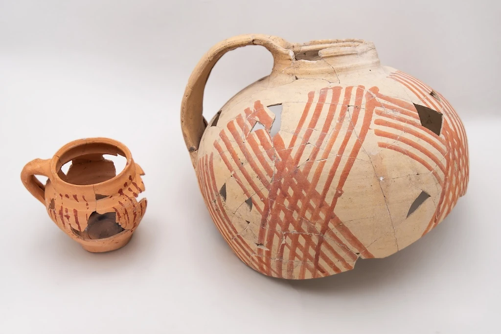 Couleur du sang et du feu, couleur du luxe et du pouvoir, le rouge est l’une des premières couleurs que l’homme a produites et déclinées en de multiples nuances : ici une oule et une cruche à décor de flammules.