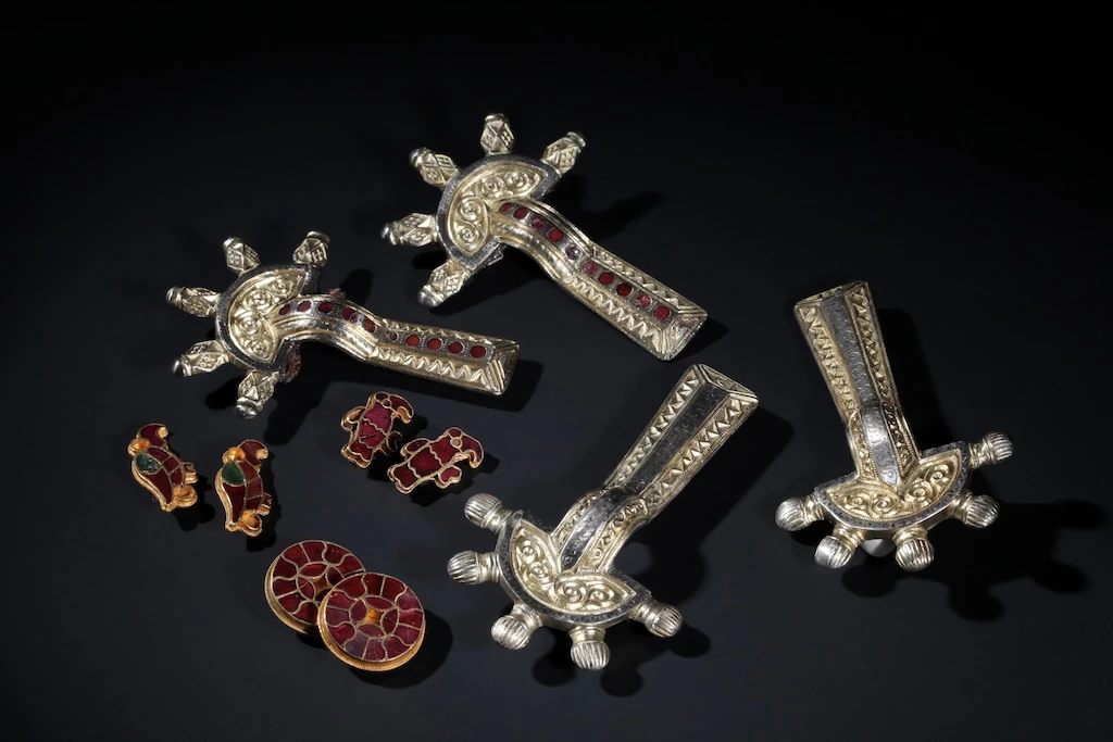 Couleur du sang et du feu, couleur du luxe et du pouvoir, le rouge est l’une des premières couleurs que l’homme a produites et déclinées en de multiples nuances : ici ensemble de fibules de la nécropole de Saint-Rieul.