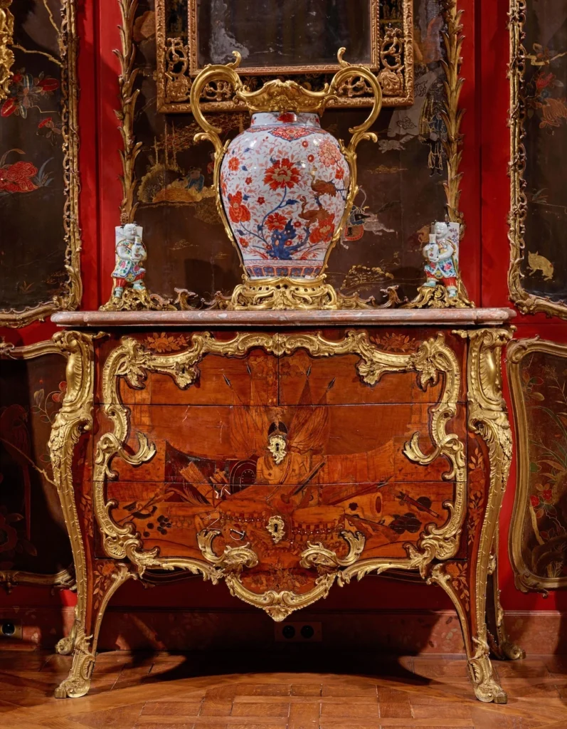 39ᵉ édition de la TEFAF : ici commode au trophée d’armes.