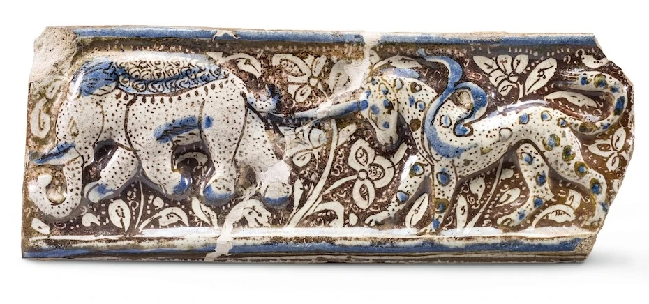 Le plus célèbre des animaux du musée de Cluny se voit consacrer une nouvelle exposition : ici une licorne poursuivant un éléphant sur un fragment de bordure.
