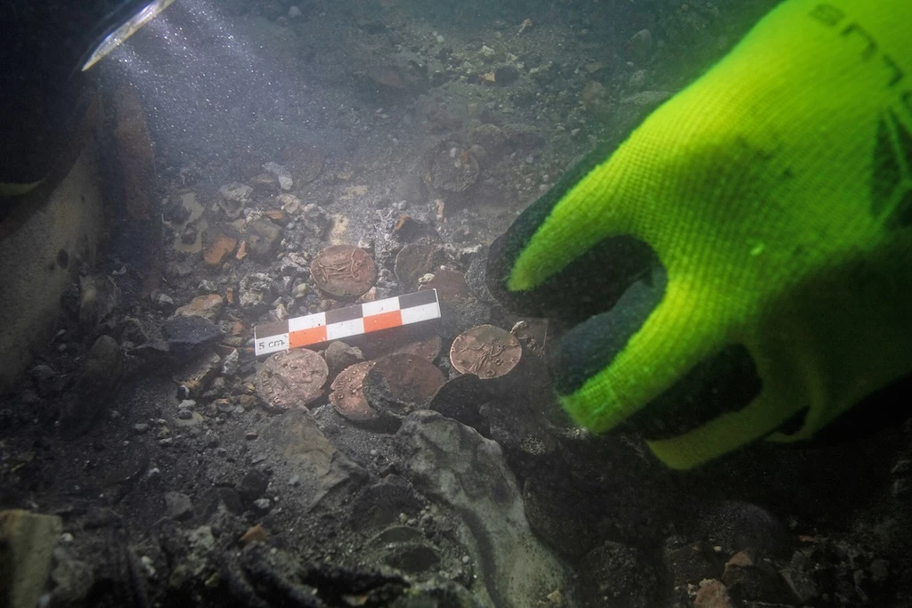 Les opérations subaquatiques ont repris en 2023 dans le Rhône à Arles : ici découverte d'un trésor monétaire.