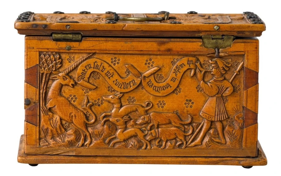 Le plus célèbre des animaux du musée de Cluny se voit consacrer une nouvelle exposition : ici une chasse à la licorne sur le panneau arrière d’un coffret.