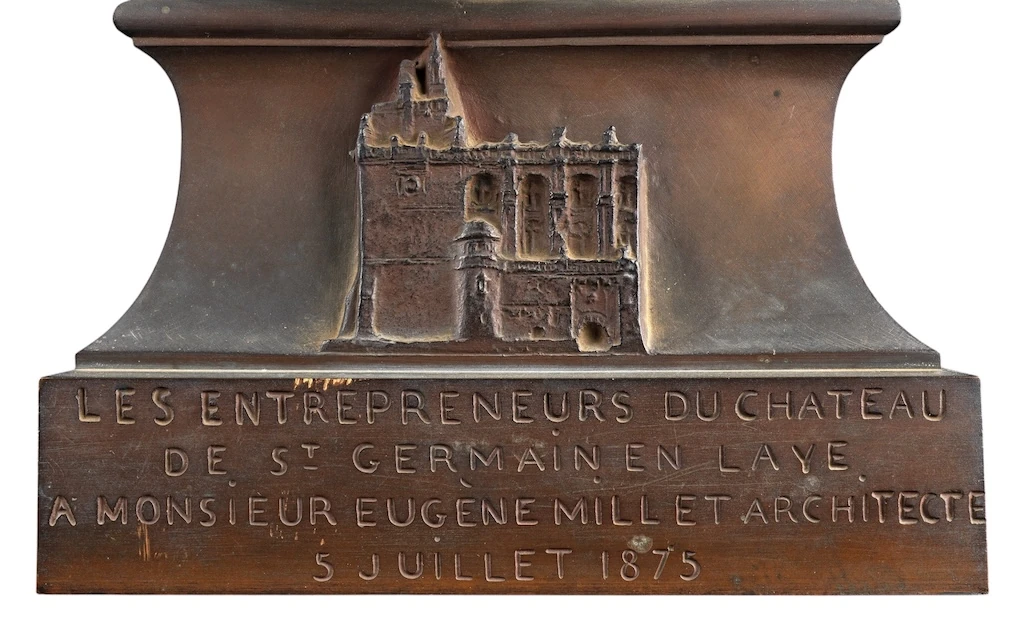 L'architecte Eugène Millet (1819-1879) a supervisé le chantier de restauration du château de Saint-Germain-en-Laye qui débute en 1862 : ici détail de l'inscription sur le piédouche du buste réalisé par Henri Chapu.