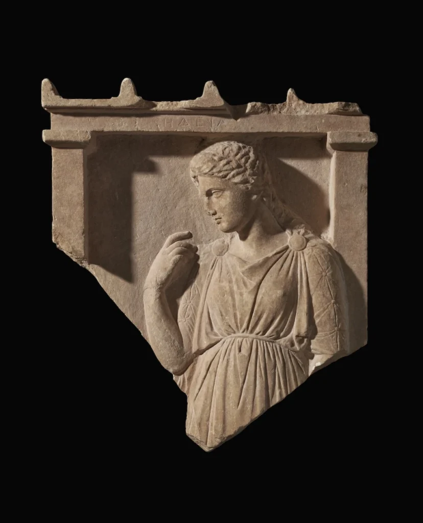 La 39ᵉ édition de l’incontournable TEFAF néerlandaise rassemble 276 exposants internationaux provenant de 24 pays : Stèle de Médée, vers 375-350 avant notre ère. Londres, David Aaron Ltd.