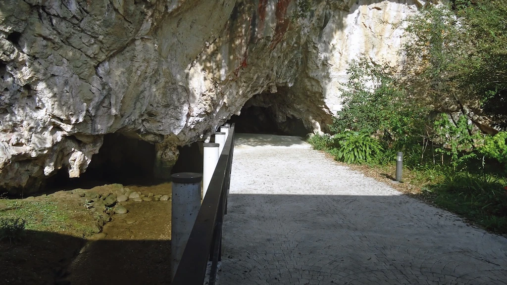 La méthode de datation au carbone 14 doit être employée avec prudence. En effet, de nombreux biais ont été reconnus depuis son invention dans les années 1950. Il est donc nécessaire de calibrer les dates brutes. C’est en particulier le cas pour le fameux « effet réservoir », aujourd’hui bien identifié : entrée de la grotte de Tito Bustillo, qui vient de faire l’objet de nouvelles analyses.