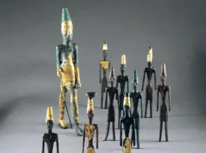 À l’heure où la préservation du patrimoine au Liban et la transmission des héritages culturels constituent des enjeux majeurs, l’Institut du monde arabe consacre une exposition exceptionnelle à Byblos, cité millénaire du Liban, l’une des plus anciennes villes habitées du monde : figurines divines.