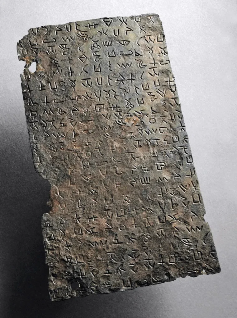 À l’heure où la préservation du patrimoine au Liban et la transmission des héritages culturels constituent des enjeux majeurs, l’Institut du monde arabe consacre une exposition exceptionnelle à Byblos, cité millénaire du Liban, l’une des plus anciennes villes habitées du monde : Plaque avec inscription gravée en écriture pseudo-hiéroglyphique