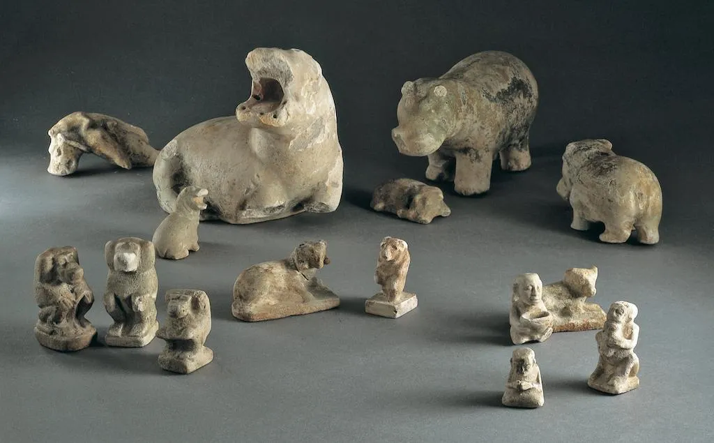 À l’heure où la préservation du patrimoine au Liban et la transmission des héritages culturels constituent des enjeux majeurs, l’Institut du monde arabe consacre une exposition exceptionnelle à Byblos, cité millénaire du Liban, l’une des plus anciennes villes habitées du monde : Ensemble de figurines en « faïence » : hippopotames, singes, bélier, chat et personnages.