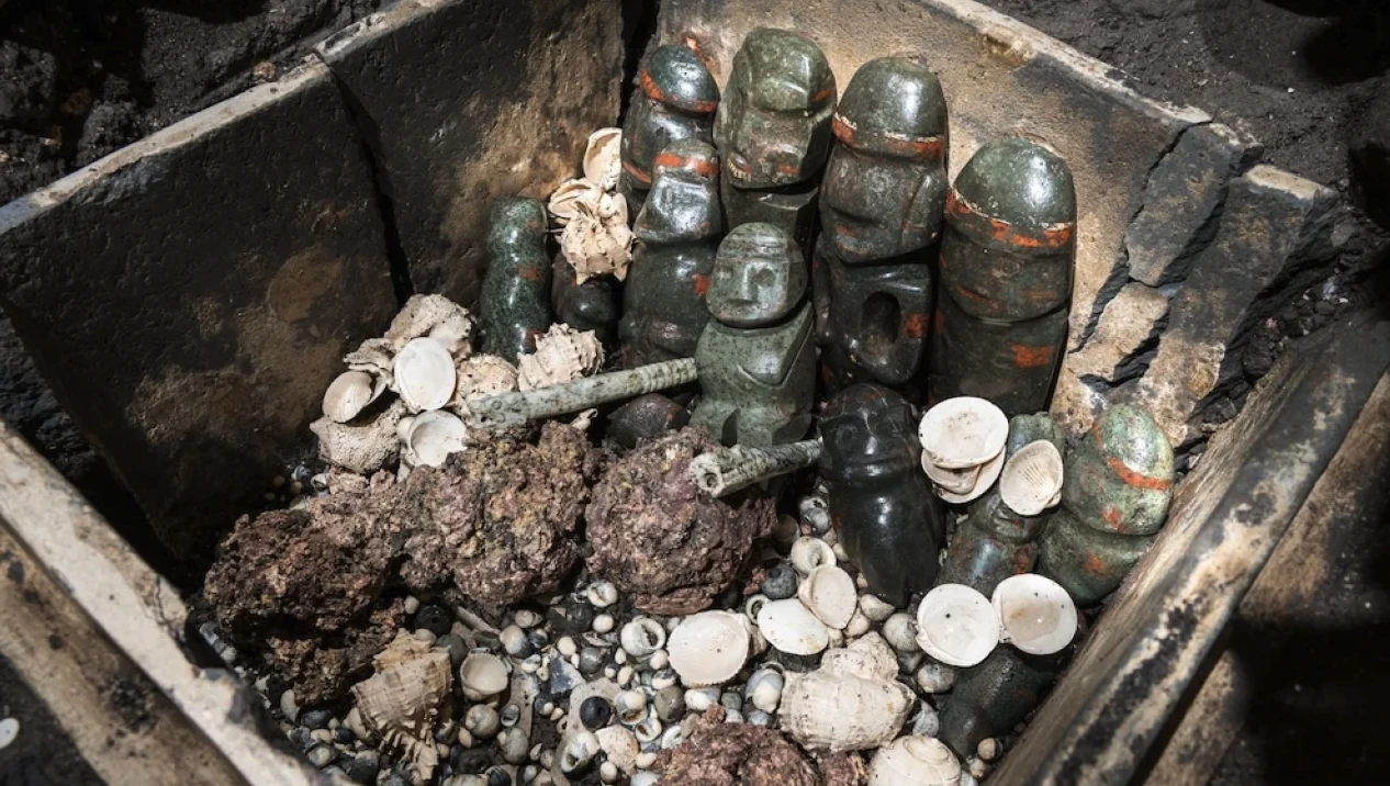 L’analyse de plusieurs dépôts d’offrandes mis au jour sur le site du Templo Mayor à Mexico permet d’envisager une cérémonie religieuse et politique d’une ampleur exceptionnelle au cœur de Tenochtitlan, l’ancienne capitale de l’empire aztèque.