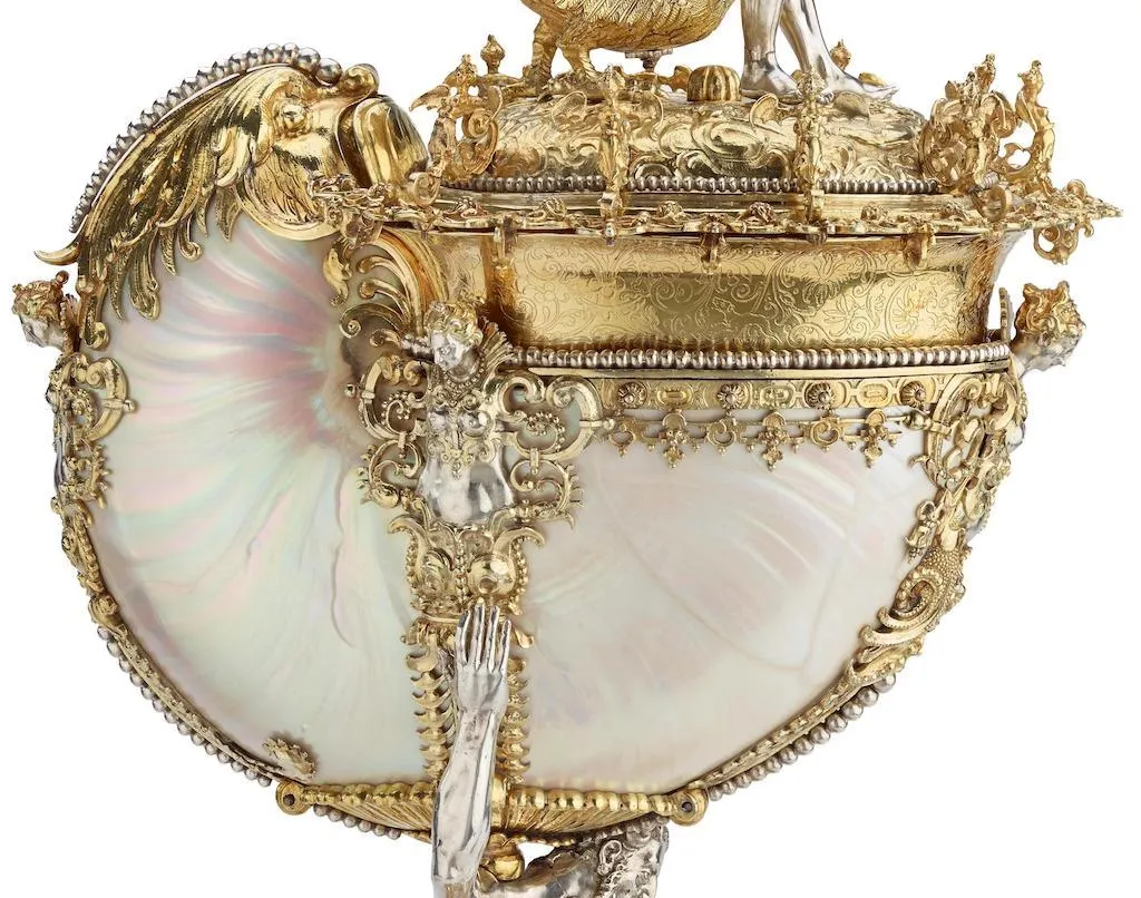Ce nautile monté conservé dans les collections royales anglaises au château de Windsor est un chef-d'œuvre de l'orfèvrerie en ronde bosse. Détail du coquillage nacré.
