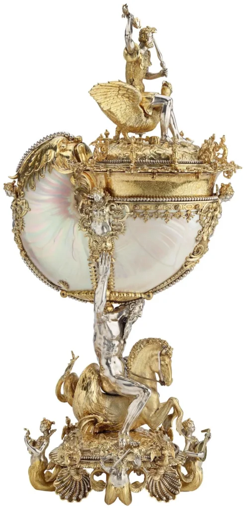 Ce nautile monté conservé dans les collections royales anglaises au château de Windsor est un chef-d'œuvre de l'orfèvrerie en ronde bosse.