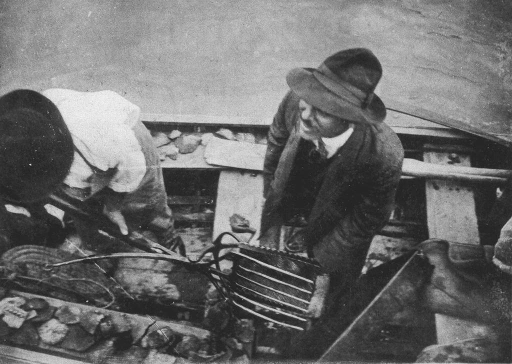 Depuis les premières découvertes, les sites palafittiques ne cessent de livrer des trésors archéologiques : carte postale éditée à l’occasion du 4ᵉ congrès préhistorique de France. 