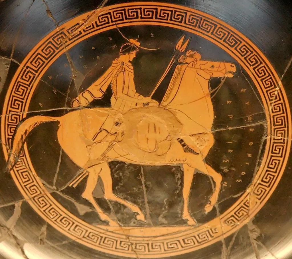 Les Grecs se protégeaient du soleil avec un chapeau à larges bords nommé pétase ici représenté sur un vase à boire conservé au musée du Louvre.