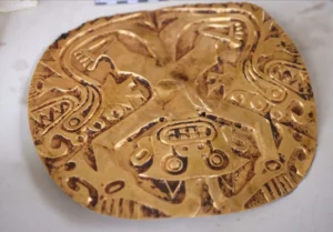 Une tombe vieille de plus de mille ans et dotée d’un riche mobilier funéraire a été mise au jour en février dernier au Panama : ornement en or