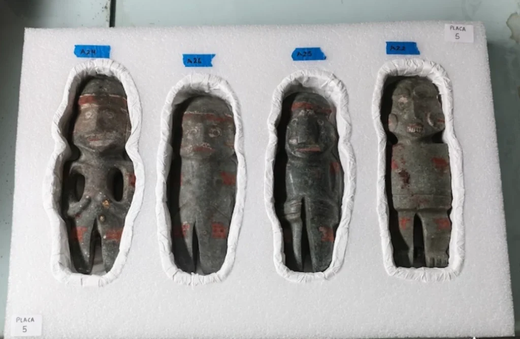 L’analyse de plusieurs dépôts d’offrandes mis au jour sur le site du Templo Mayor à Mexico permet d’envisager une cérémonie religieuse et politique d’une ampleur exceptionnelle au cœur de Tenochtitlan, l’ancienne capitale de l’empire aztèque : ici quatre statuettes anthropomorphes avec traces de pigments rouges et blancs. 